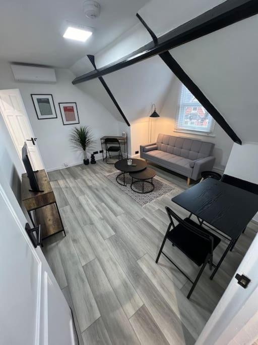 Cozy One Bedroom Flat In - Free Parking & Free Wifi Apartment